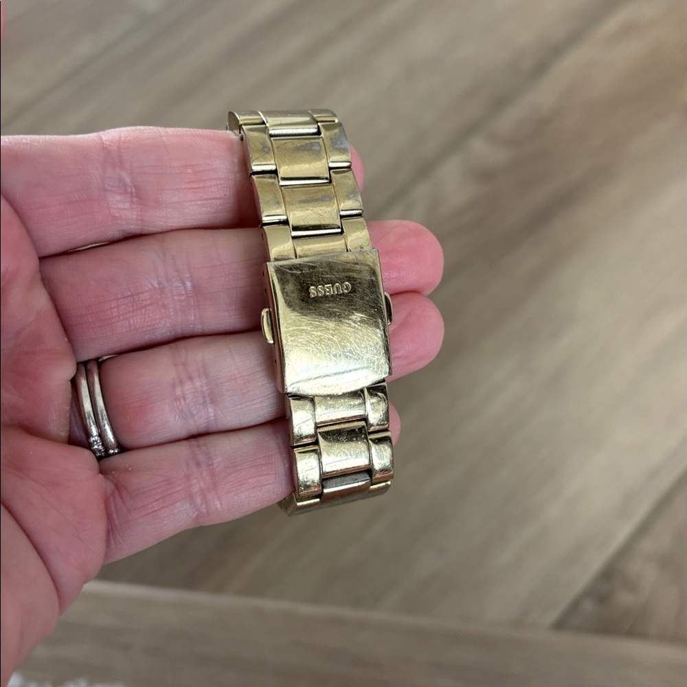Guess Mini Prism W15072L1 women's analog watch with a crystal-studded bezel - Picture 4 of 5